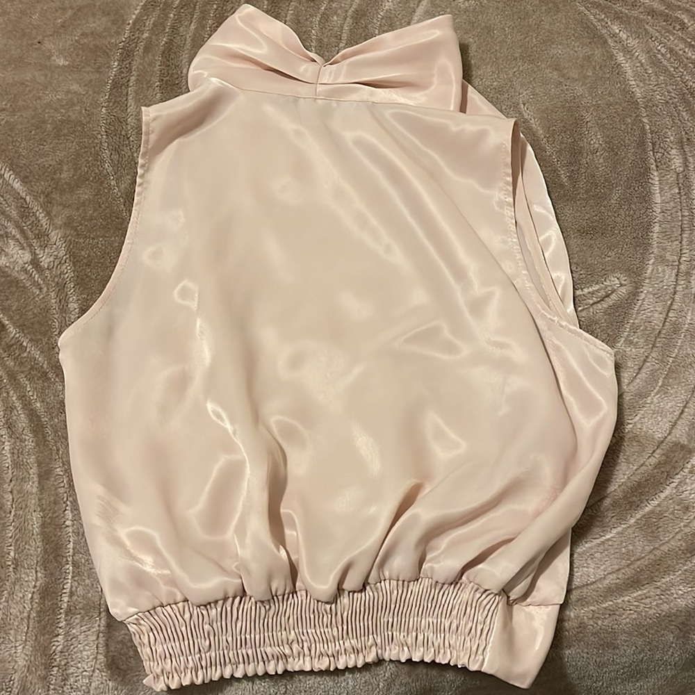 Light satin pink flowy opened décolleté blouse - Picture 3 of 3